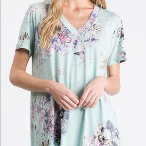 Heimish NWT Small Floral VNeck Top💙
